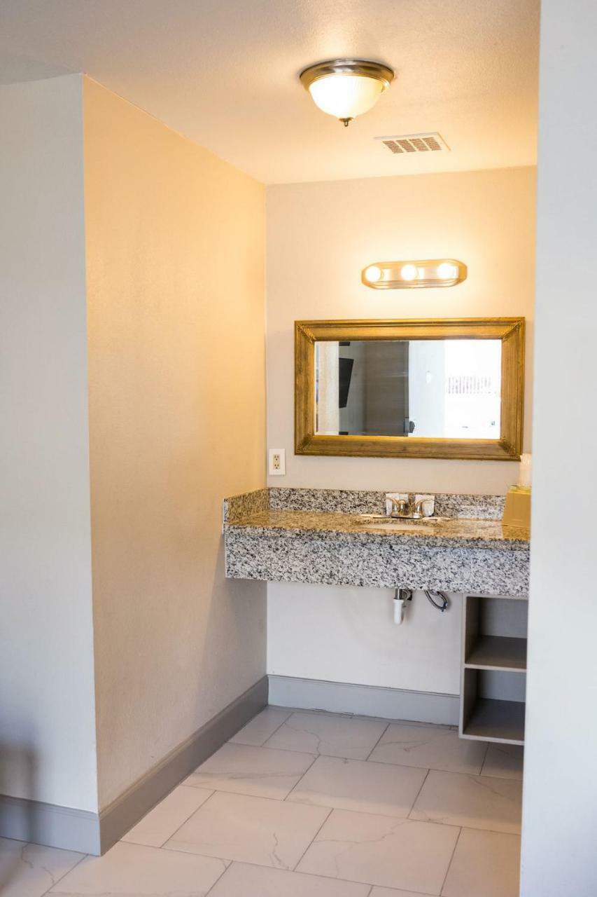Merit Inn And Suites Бомонт Екстер'єр фото