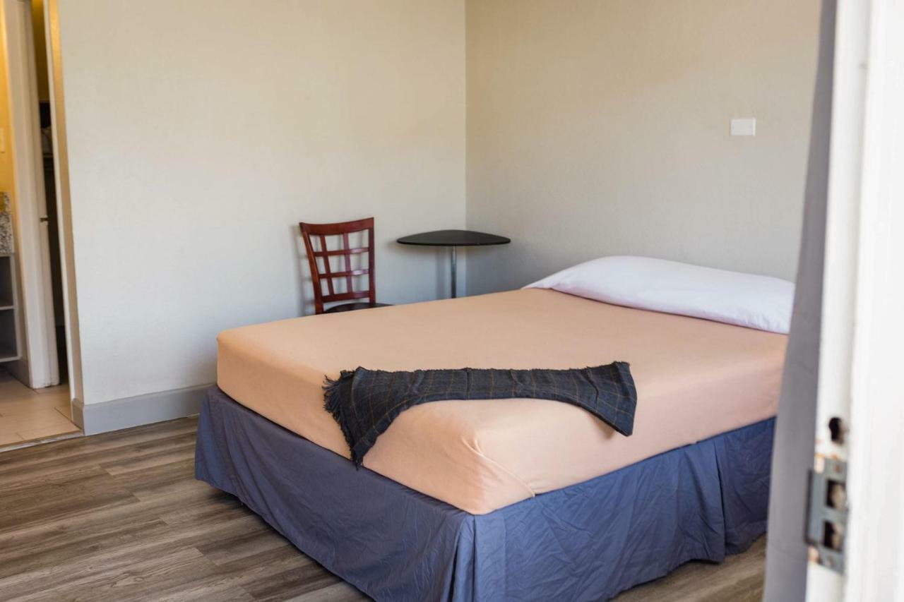Merit Inn And Suites Бомонт Екстер'єр фото
