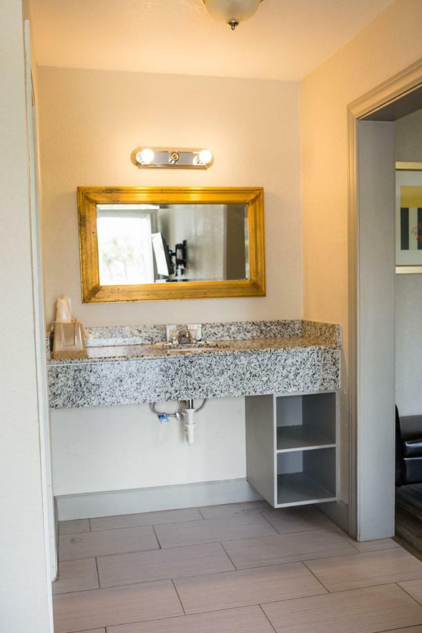 Merit Inn And Suites Бомонт Екстер'єр фото